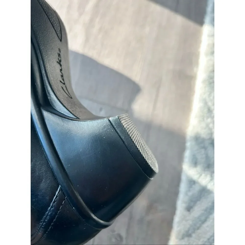 Clarks black leather comfy work shoes size 9W with small heel